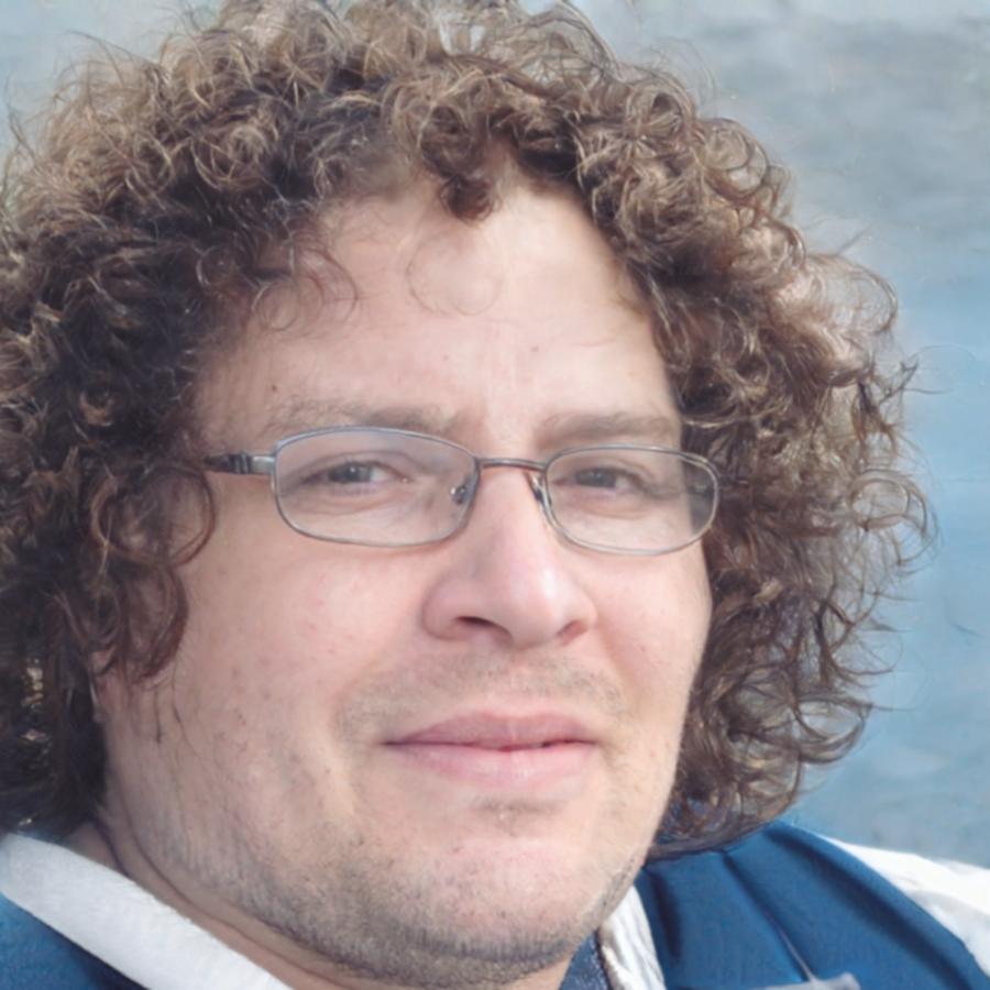 Kundenportrait: Zufriedener Geschäftsführer nach erfolgreicher Budgetoptimierung