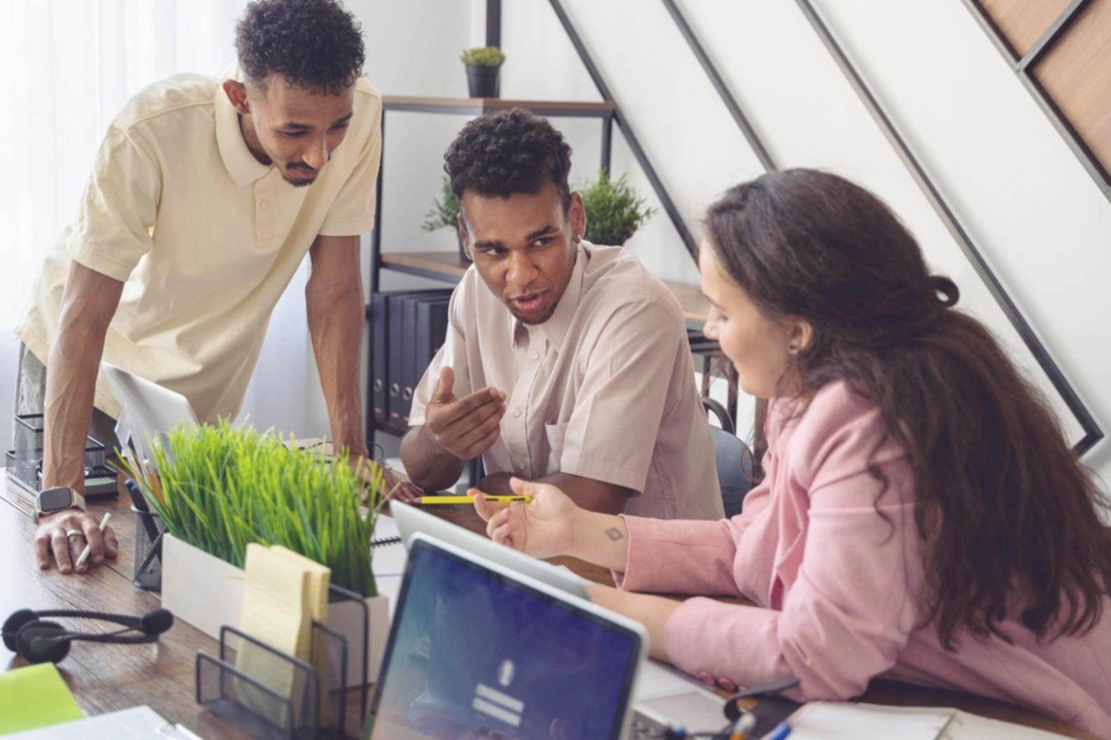 Professionelles Team bei der Budgetanalyse und Finanzplanung